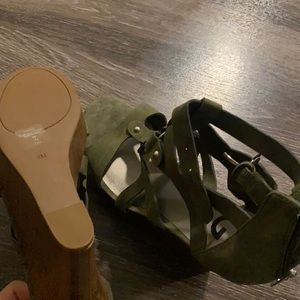 Brand new wedges g by guess